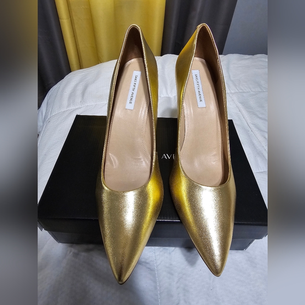 Elegant Gold Pointed-Toe Heels (never worn, scuff mark on soles from trying on)